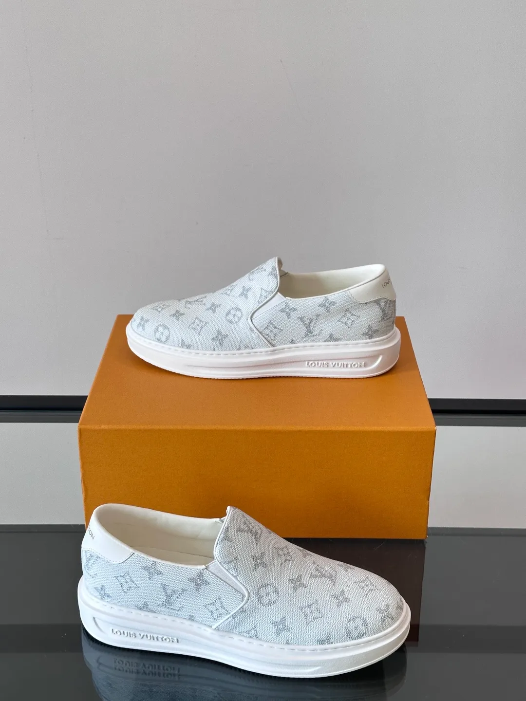 Men's shoes 💰p360 "LOUIS VUITTO＊" Classic presbyopic slip-on loafers are made of classic Damier Gra men's shoes 💰phite canvas, with LV logo embellishment on the shoe body, leather straps decorated with LV metal logo buckles, smooth calf leather trim, and Monogram flower rubber outsole, full of youthful vitality and elegance. Blake craftsmanship and hand-stitched uppers cleverly establish recognition, and the standard sheepskin lining provides a comfortable and soft foot feel! Size: 38-44